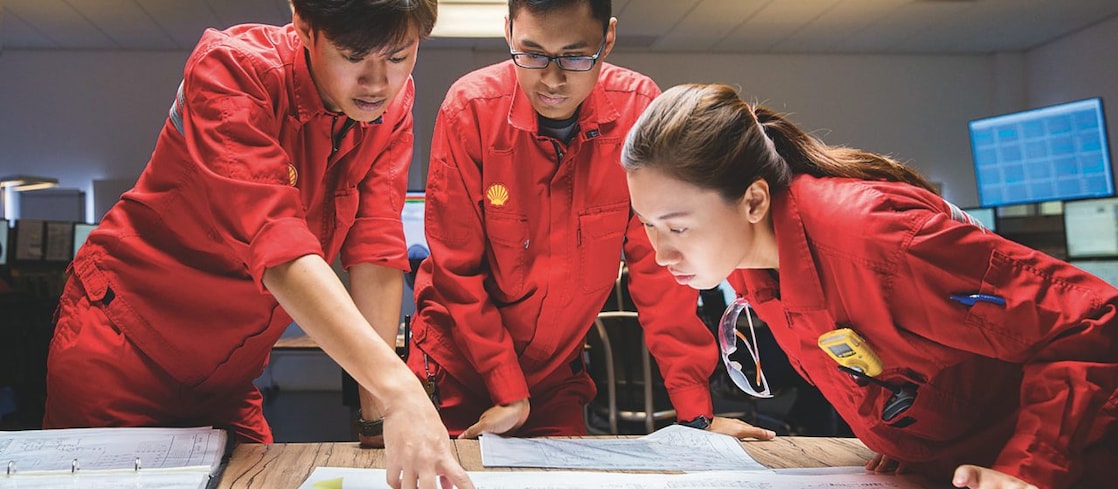 Tre punonjës duke vlerësuar planet