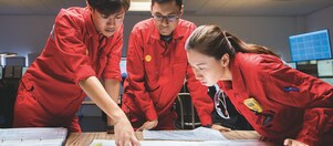 Tre punonjës duke vlerësuar planet