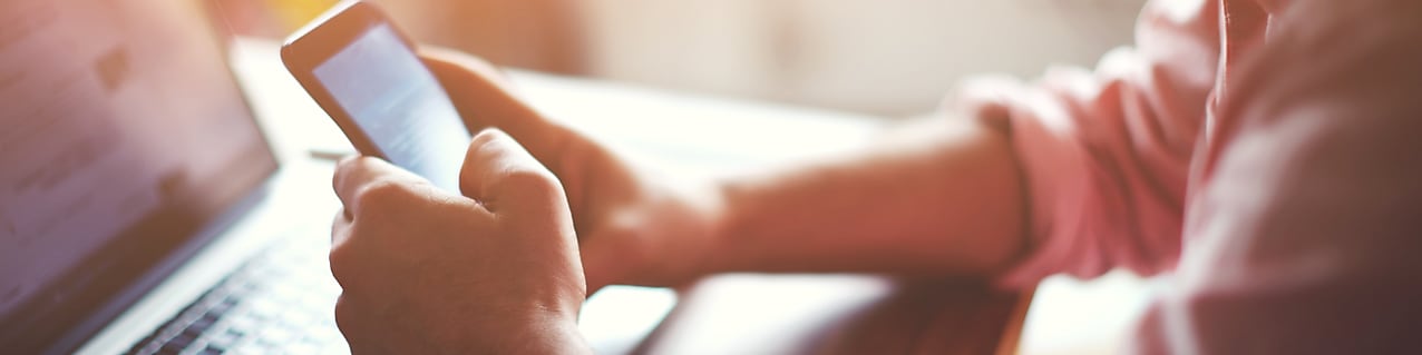 Punonjës që përdorin kompjutera në zyrë