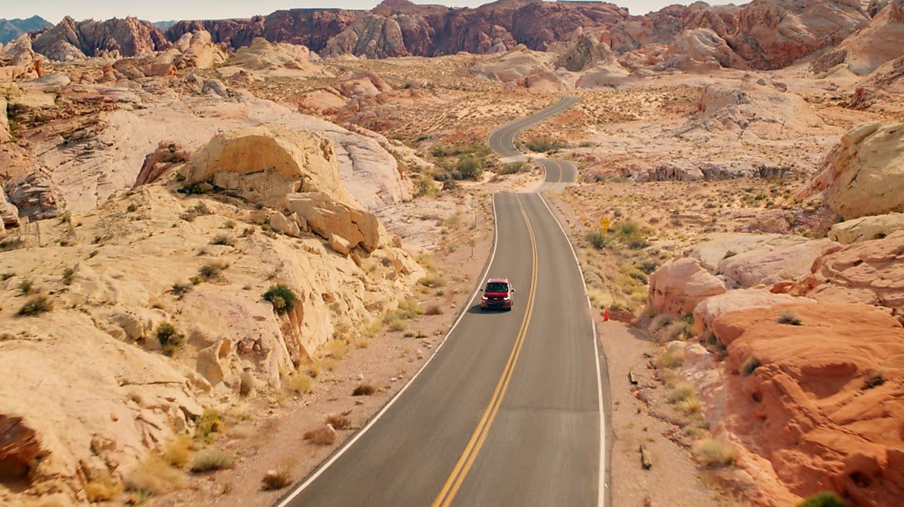 Njerëz që ecin në një rrugë të populluar në Hong Kong