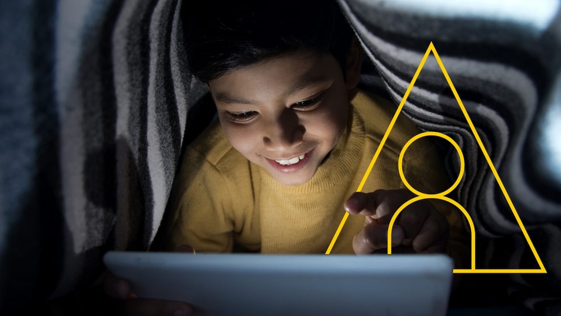 Fotografia e një djali të ri duke parë në një tabletë me një grafik të "Fuqizimit të jetëve"