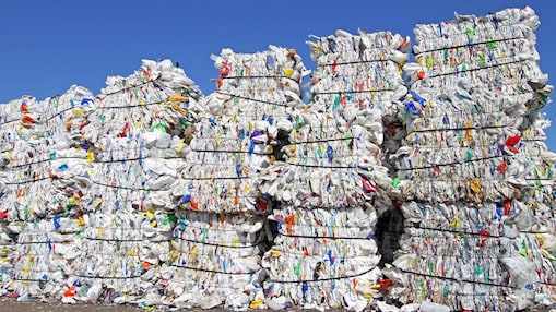 Grumbuj qesesh plastike në një objekt mbeturinash
