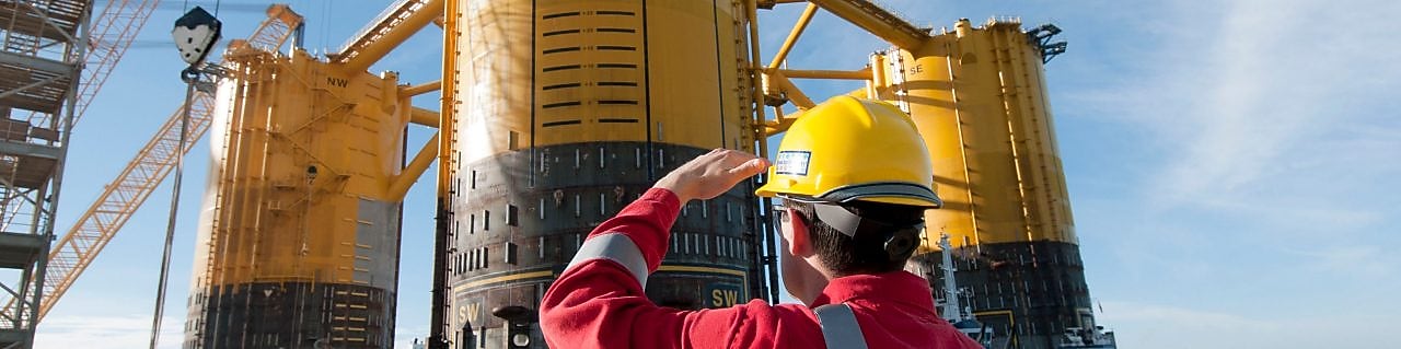 Inxhinieri sheh një platformë duke u ndërtuar