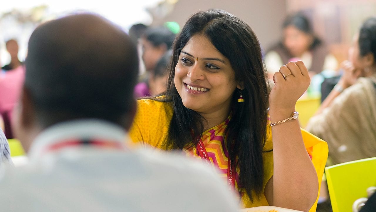 Punonjës të Shell duke drekuar