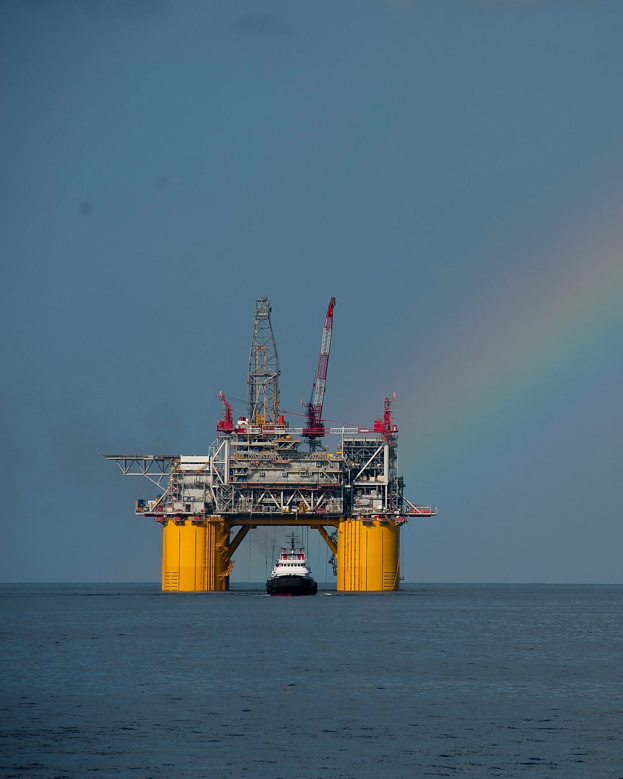 Platforma Mars B në Gjirin e Meksikës, me një ylber sipër