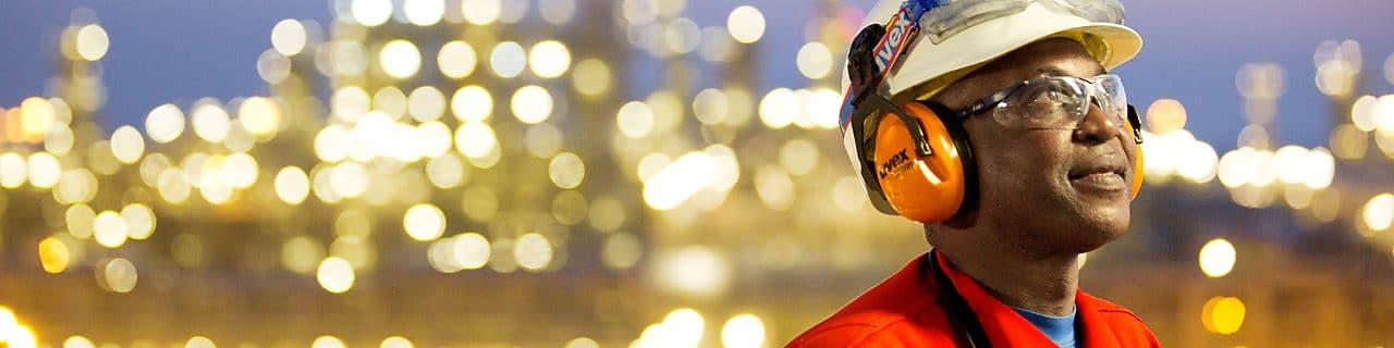 Punonjës në impiantin GTL