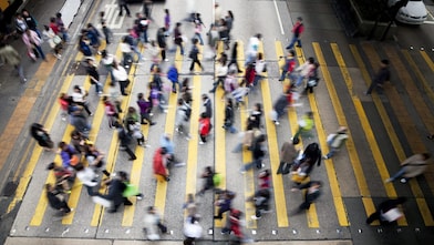Njerëz që ecin në një rrugë të populluar në Hong Kong