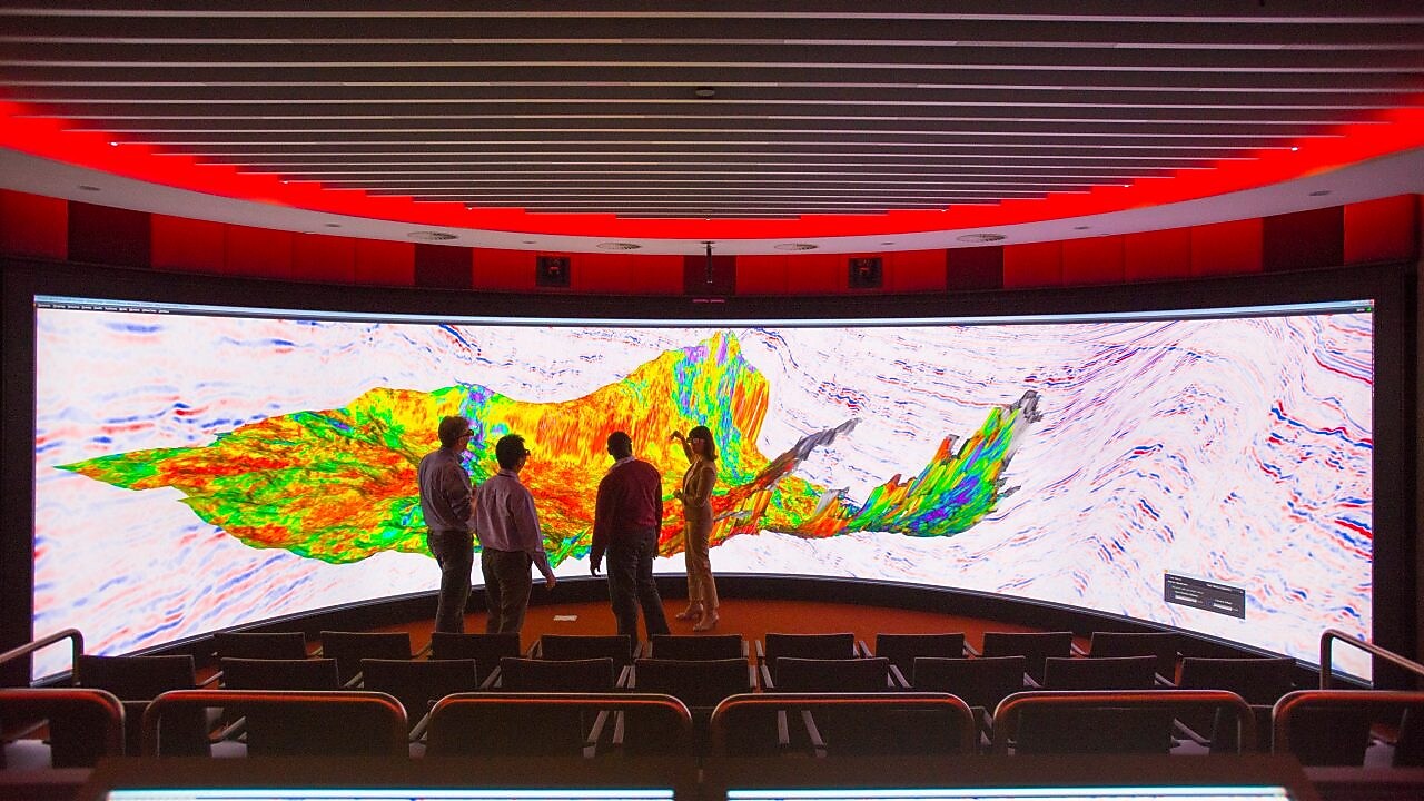 Njerëz që vështrojnë modelin nënujor