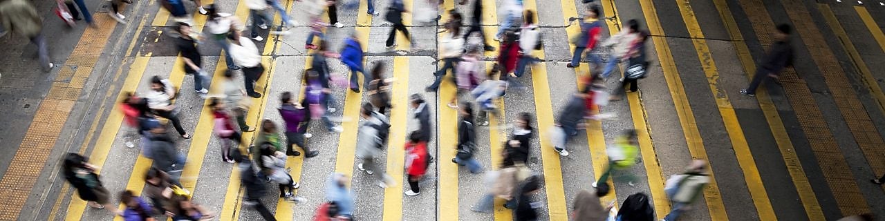 Njerëz që ecin në një rrugë të populluar në Hong Kong