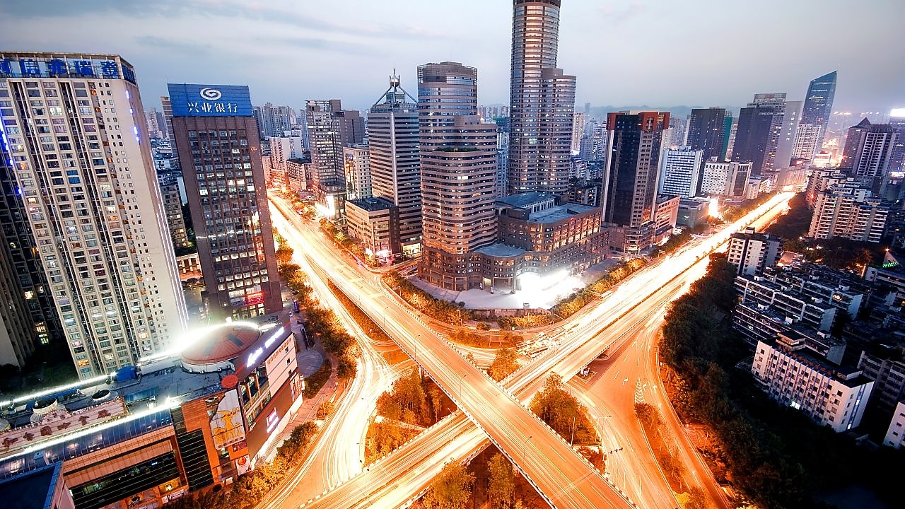 Ndërtesa shumëkatëshe vezullojnë gjatë muzgut