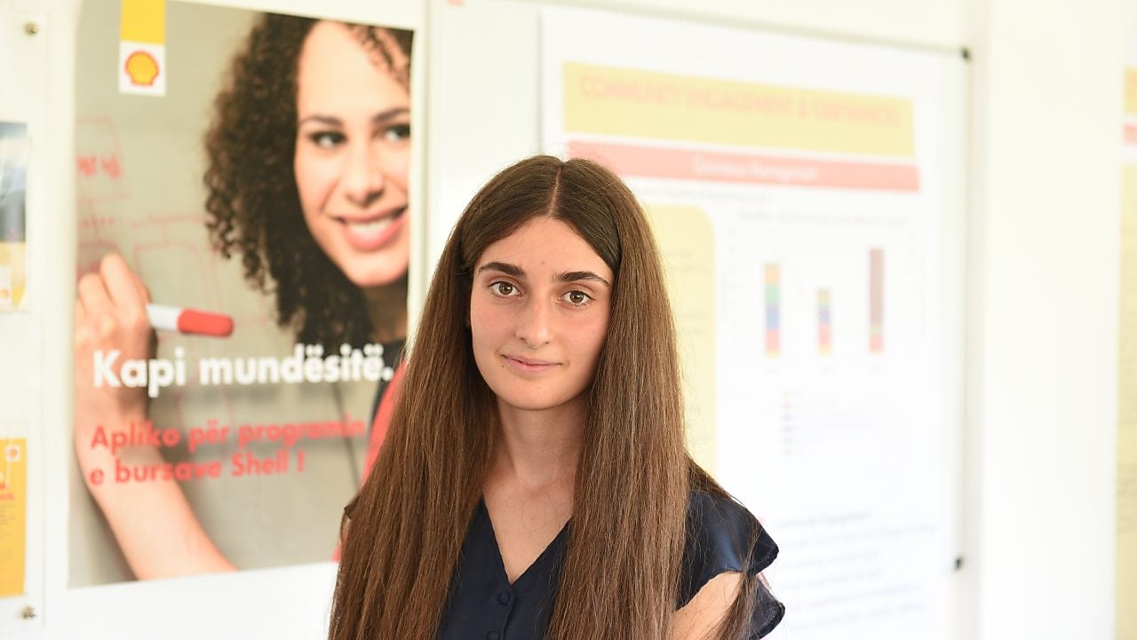 Një nga fitueset e vjetshme të bursës së Shell në Shqipëri, Irini Shtrepi