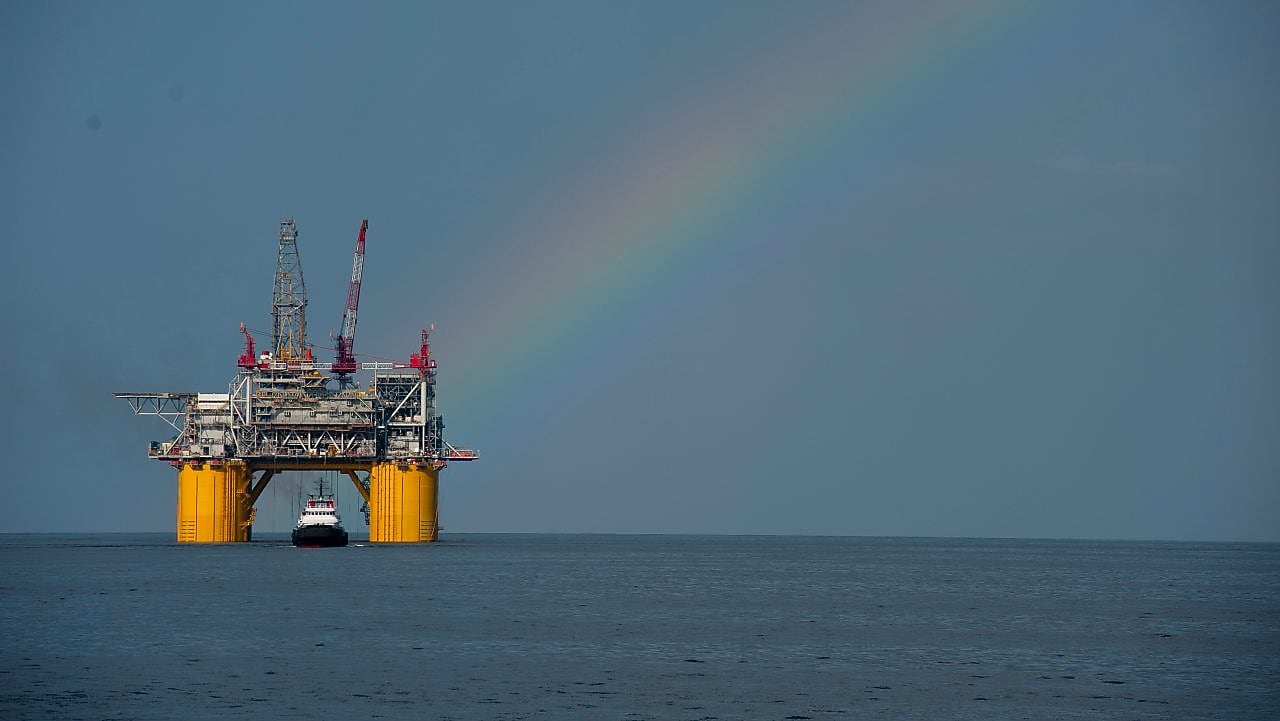 Platforma Mars B në Gjirin e Meksikës, me një ylber sipër