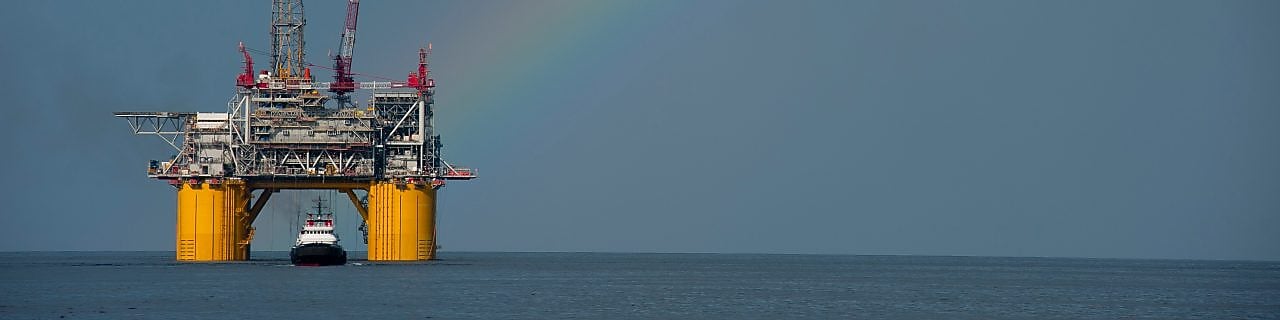 Platforma Mars B në Gjirin e Meksikës, me një ylber sipër