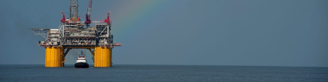 Platforma Mars B në Gjirin e Meksikës, me një ylber sipër