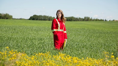 Një punonjës që qëndron pranë një fushe Quest C02 pus injeksioni në verilindje të Edmonton, Alberta në Canada.