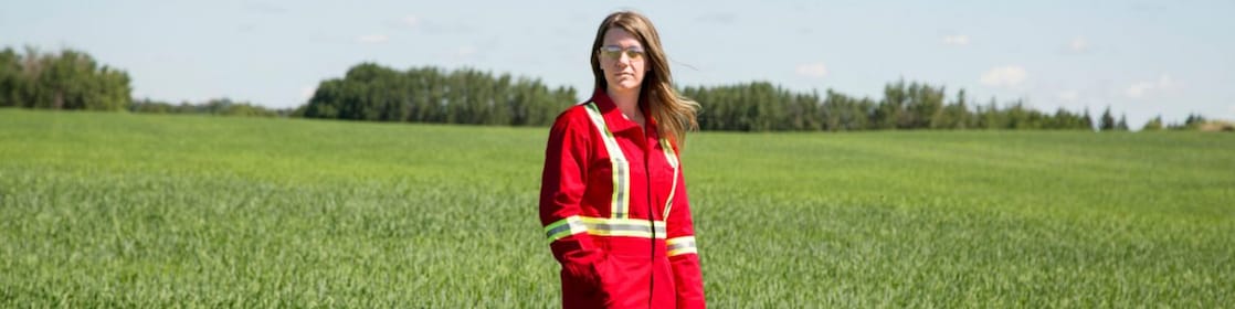 Një punonjës që qëndron pranë një fushe Quest C02 pus injeksioni në verilindje të Edmonton, Alberta në Canada.