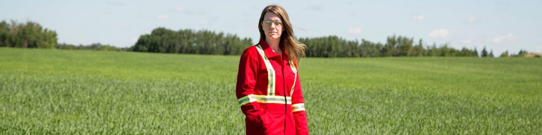 Një punonjës që qëndron pranë një fushe Quest C02 pus injeksioni në verilindje të Edmonton, Alberta në Canada.